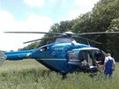 Policist� a hasi�i v pra�sk�ch Cholupic�ch, kde bylo v ho��c�m aut� nalezeno