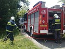 Policist� a hasi�i v pra�sk�ch Cholupic�ch, kde bylo v ho��c�m aut� nalezeno