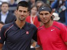 P�ED Z�PASEM. Novak Djokovi� (vlevo) a Rafael Nadal p�ed fin�le Roland Garros.