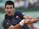 RETURN. Novak Djokovi� odvrac� t�k� m�� ve fin�le Roland Garros.