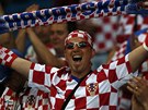 Chorvat�t� fanou�ci povzbuzuj� sv�j t�m v utk�n� proti Irsku.