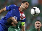 HLAVI�K��. Chorvatsk� obr�nce Darijo Srna odvrac� m�� p�ed Aidenem McGeadym z