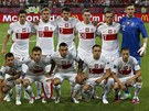 P�ED Z�PASEM. Pol�t� fotbalist� p�ed utk�n�m proti �esku.