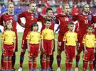 �ESK� HYMNA. Fotbalist� p�ed d�le�it�m z�pasem proti Polsku.