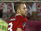 OBRANN� Z�KROK. �esk� obr�nce Michal Kadlec (vlevo) fauluje u hranice