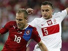 M� NEP�ETLA�͊. �esk� z�lo�n�k Daniel Kol�� (vlevo) si kryje m�� p�ed Dariuszem