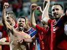 JE TO DOMA. Fotbalisté se radují z postupu do čtvrtfinále mistrovství Evropy. JE TO DOMA. Fotbalisté se radují z postupu do čtvrtfinále mistrovství Evropy.