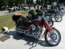 MOTORKÁ�SKÁ SIESTA. Ve víkendovém parnu motorká�i své stroje brzy zaparkovali,