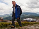 Polský turista prochází kolem ruin Petrovy boudy v Krkonoších. Polský turista prochází kolem ruin Petrovy boudy v Krkonoších.