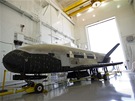 Miniraketoplán X-37B po přistání 16.6.2012 a odtažení do hangáru. Miniraketoplán X-37B po přistání 16.6.2012 a odtažení do hangáru.