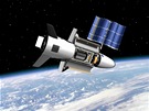Miniraketoplán X-37B na oběžné dráze v představách grafika. Všimněte si Miniraketoplán X-37B na oběžné dráze v představách grafika. Všimněte si