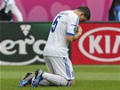 MODLITBA P�ED Z�PASEM. Mlad� �eck� stoper Kyriakos Papadopulos p�ed z�pasem s