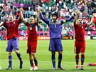 RUCE LETÍ NAHORU. A čeští fotbalisté slaví. Je pár minut po vítězném zápase... RUCE LETÍ NAHORU. A čeští fotbalisté slaví. Je pár minut po vítězném zápase...
