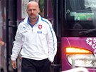 JDE NA TRÉNINK. Trenér české reprezentace Michal Bílek vystoupil z autobusu a JDE NA TRÉNINK. Trenér české reprezentace Michal Bílek vystoupil z autobusu a