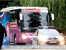 UŽ PŘIJÍŽDĚJÍ. Česká fotbalová reprezentace přijíždí na trénink. UŽ PŘIJÍŽDĚJÍ. Česká fotbalová reprezentace přijíždí na trénink.