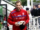 UŽ JE TO LEPŠÍ. Brankář Petr Čech má sice pohmožděné rameno, ale už lehce UŽ JE TO LEPŠÍ. Brankář Petr Čech má sice pohmožděné rameno, ale už lehce