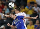 HLAVI�KOV� SOUBOJ. Anglick� stoper John Terry (v b�l�m) a ukrajinsk� �to�n�k