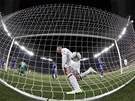 TO JE G�L. Anglick� �to�n�k Wayne Rooney oslavuje g�l, kter� pr�v� vst�elil.