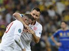 JSI PA��K. Anglick� obr�nce John Terry (vzadu) blahop�eje Waynemu Rooneymu ke