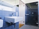 Součástí koupelny rodičů je i sprchový kout a malá sauna. Matný šedý obklad Součástí koupelny rodičů je i sprchový kout a malá sauna. Matný šedý obklad