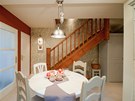 Pod schody se ve�la vestavn� chladni�ka a ps� pel�ek, botn�ky se p�est�hovaly