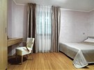 Přehozy na postel a povlečení zajistilo studio Paulis. Nábytek v ložnici je v Přehozy na postel a povlečení zajistilo studio Paulis. Nábytek v ložnici je v