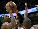 Paul Pierce (vlevo) z Bostonu se sna�� st�elecky prosadit p�es Shana Battiera z