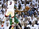 Dwyane Wade (vlevo) z Miami ve skokansk�m souboji s  Rajonem Rondem z Bostonu. 