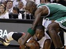 Dwyane Wade (vlevo) z Miami br�n� m�� p�ed Kevinem Garnettem z Bostonu. 