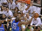 Chris Bosh z Miami se sna�� zblokovat st�eecl� pokus Kevina Duranta z t�mu