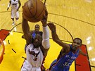 Dwyane Wade z Miami sk�ruje, Kevin Durant (vpravo) z t�mu Oklahoma City se mu v