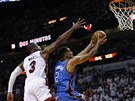 Dwyane Wade (vlevo) z Miami se sna�� zabr�nit ve sk�rov�n�  Thabo Sefoloshovi z