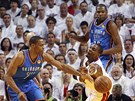 Chris Bosh (v b�l�m) z Miami bojuje o m�� s Russellem Westbrookem (vlevo) a