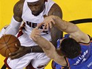 Urputn� souboj LeBrona Jamese (vlevo)  z Miami a  Nicka Collisona z t�mu
