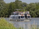 V�letn� lo� se po Ba�ov� kan�lu bl�� ke Spytihn�vi, kde stoj� nov� p��stavi�t�.