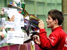 KAM TO BUDE? V�clav Pila� p�ipojuje sv�j podpis na fotografii reprezentace.