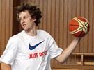 V�ECHNO JE V POHYBU. Basketbal jako dynamickou hru zachycuje tato fotografie s...