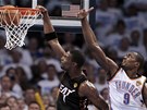 Chris Bosh z Miami sme�uje, blok Serge Ibaky z Oklahoma City p�i�el tentokr�t