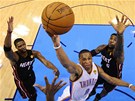 Russell Westbrook z Oklahoma City zakon�uje i p�es obrannou snahu Chrise Boshe
