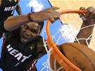 A JE TAM! Chris Bosh z Miami Heat sme�uje do ko�e Oklahoma City Thunder.
