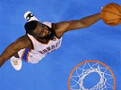 TO P�JDE. James Harden z Oklahoma City Thunder se ve druh�m fin�le NBA bodov�