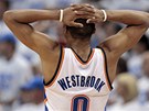 ZASE NIC. Russell Westbrook z Oklahoma City Thunder lituje jednoho ze