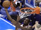 JAK KROCANA DO TROUBY. Tak um�s�uje Serge Ibaka z Oklahoma City balon do