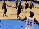 CO PROS�M? Kevim Durant z Oklahoma City se podivuje nad verdiktem rozhod��ch,