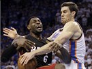 B�C HO. Nick Collison (vpravo) z Oklahoma City vyr�� m�� LeBronu Jamesovi z
