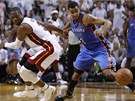 Dwyane Wade (vlevo) z Miami a Thabo Sefolosha z Oklahoma City Thunder sleduj�