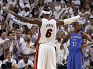 LeBron James z Miami Heat nel�t�, ale debatuje s rozhod��m. Ve t�et�m fin�le