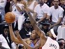 LeBron James (vpravo) z Miami Heat br�n� Kevina Duranta z Oklahoma City Thunder.