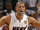 Shane Battier z Miami Heat v pozici zl�ho mu�e a psa obran��e. V pozad� jeho