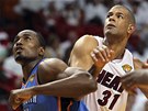 Serge Ibaka (vlevo) z Oklahoma City Thunder a Shane Battier z Miami Heat na